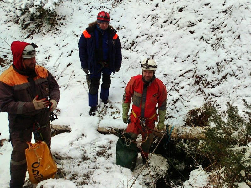 Спасение из глубин: специалисты МЧС России тренируются в пещерах Республики Алтая