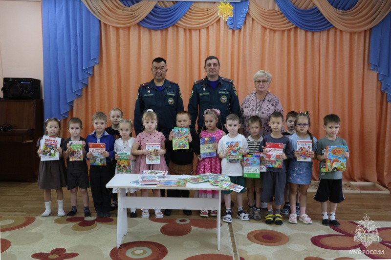 В копилке 35 добрых дел МЧС России - лучший подарок детскому дому в Хакасии