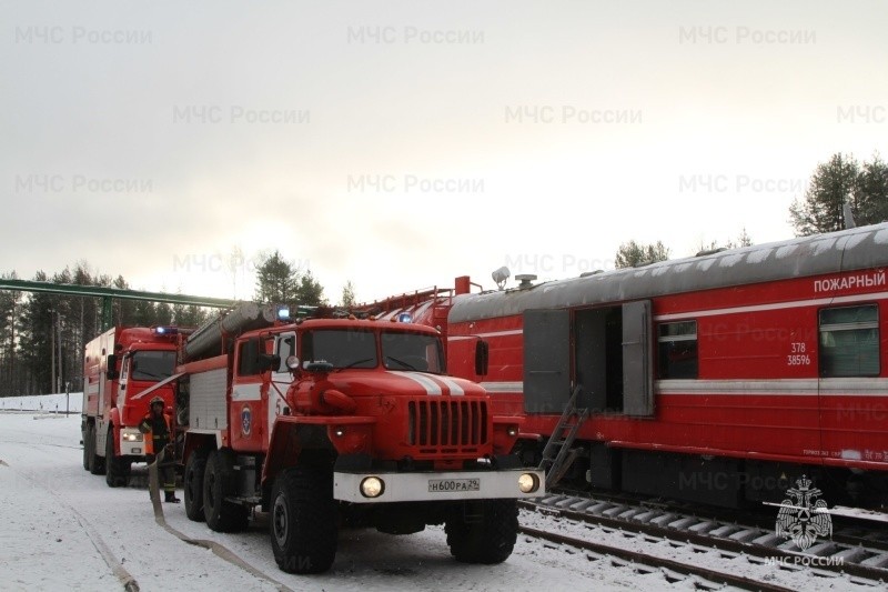 В Архангельске огнеборцы МЧС России провели пожарно-тактическое занятие с привлечением пожарного поезда