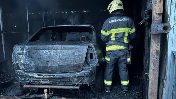 Огнем охватило два гаража в Архангельске: спасатели предотвратили взрыв баллона Огнем охватило два гаража в Архангельске: спасатели предотвратили взрыв баллона