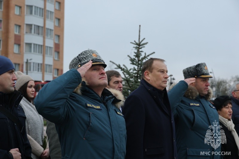 Александр Куренков открыл сквер и монумент пожарным и спасателям в городе Гатчине