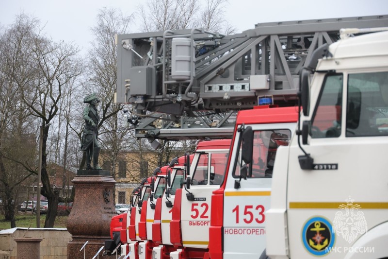 Александр Куренков передал реагирующим подразделениям МЧС России в Ленинградской области сертификаты на 13 единиц спецтехники