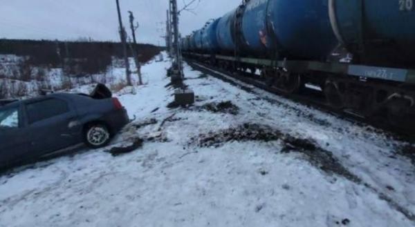 Грузовой поезд протаранил автомобиль на ж/д переезде в Архангельской области Грузовой поезд протаранил автомобиль на ж/д переезде в Архангельской области