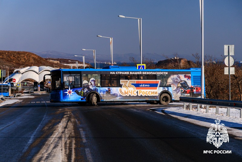 По маршруту безопасности: во Владивостоке запустили юбилейный автобус МЧС России