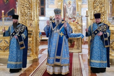 Митрополит Корнилий совершил всенощное бдение в канун праздника Введения во храм Пресвятой Богородицы 