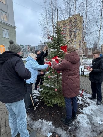 У школы №9 в Архангельске наряжается елка