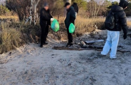 Осужденные и сотрудники убирают остров Ягры от мусора