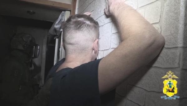 Полиция раскрыла сеть интим-услуг в Архангельске и показала задержание сутенеров