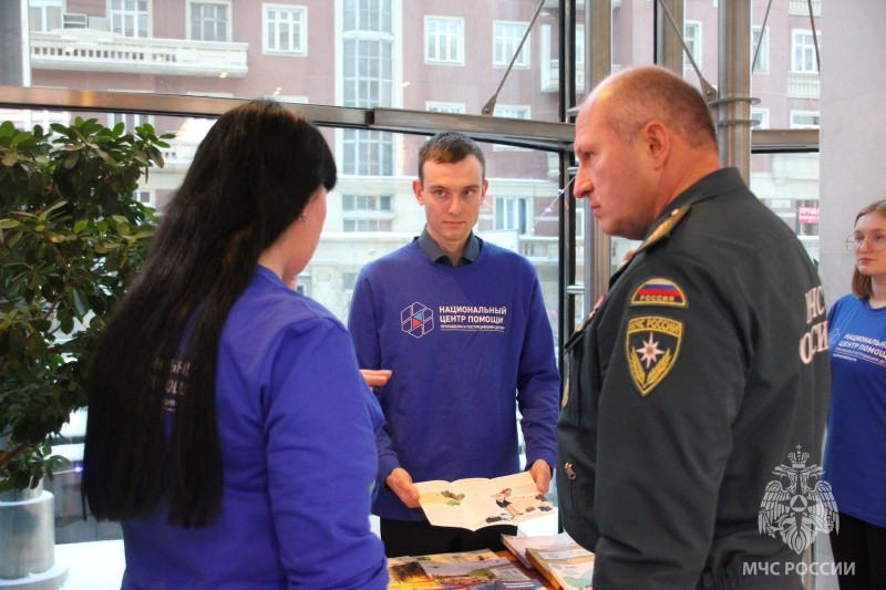 Александр Куренков встретился с волонтерами новосибирского подразделения Национального центра помощи