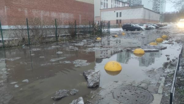 В центре Архангельска прорвало трубу: вода залила всю проезжую часть у жилых домов В центре Архангельска прорвало трубу: вода залила всю проезжую часть у жилых домов