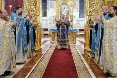 Митрополит Корнилий 7 декабря совершил Божественную литургию в Михаило-Архангельском кафедральном соборе 