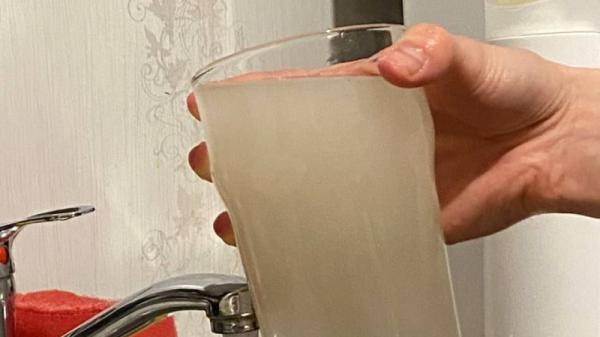 «Вода как какао»: жители Архангельска публикуют снимки мутной жидкости из кранов