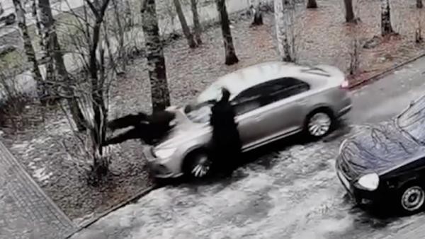 Пьяная автоледи сбила двух девушек в Архангельске и протаранила припаркованное авто Пьяная автоледи сбила двух девушек в Архангельске и протаранила припаркованное авто