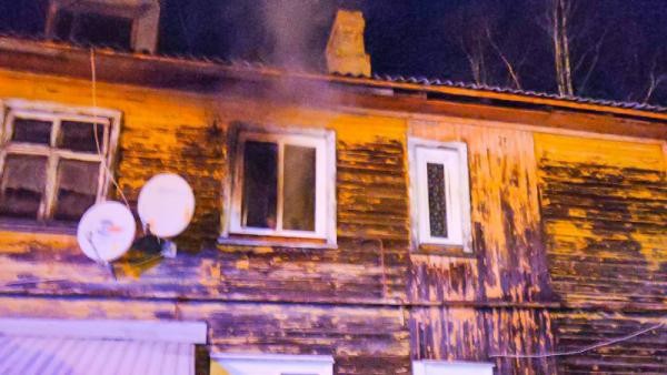 Серьезный пожар вспыхнул в 12-квартирном деревянном доме в Архангельске