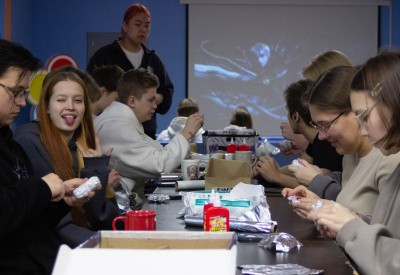 В Студенческом совете общежитий САФУ прошёл мастер-класс по изготовлению новогодних игрушек В Студенческом совете общежитий САФУ прошёл мастер-класс по изготовлению новогодних игрушек