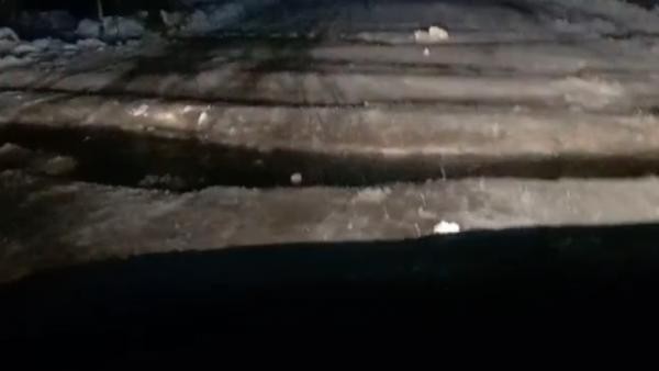 «Чуть мотор не отломился»: онежскую трассу в Архангельской области снова размыло