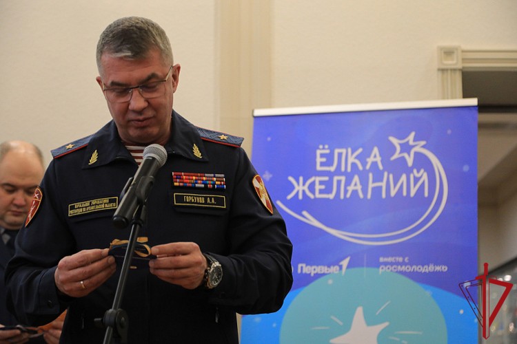 Начальник Управления Росгвардии по Архангельской области стал участником «Ёлки желаний» Начальник Управления Росгвардии по Архангельской области стал участником «Ёлки желаний»