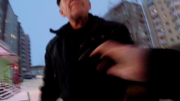 Прорвавшийся на тротуар водитель Mercedes устроил разборки с архангельским блогером