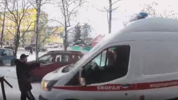 Агрессивный пациент с кинжалом атаковал скорую в Архангельске: это попало на видео Агрессивный пациент с кинжалом атаковал скорую в Архангельске: это попало на видео