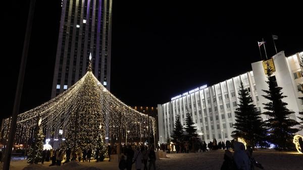 Новый год все ближе: в центре Архангельска вспыхнула главная городская елка Новый год все ближе: в центре Архангельска вспыхнула главная городская елка