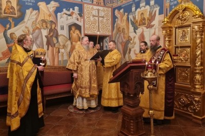 Митрополит Корнилий совершил вечернее богослужение с акафистом Господу Иисусу Христу Митрополит Корнилий совершил вечернее богослужение с акафистом Господу Иисусу Христу