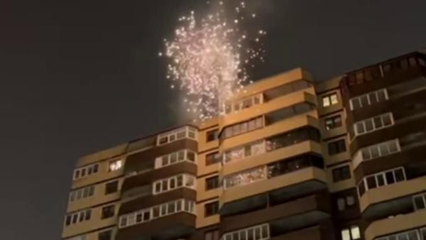 Праздник на грани ЧП: в Архангельске мужчина устроил фейерверк в жилом доме Праздник на грани ЧП: в Архангельске мужчина устроил фейерверк в жилом доме