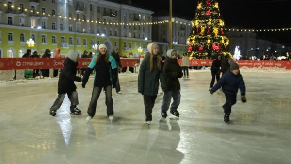Площадь Победы в Северодвинске превратили в зимний центр отдыха Площадь Победы в Северодвинске превратили в зимний центр отдыха