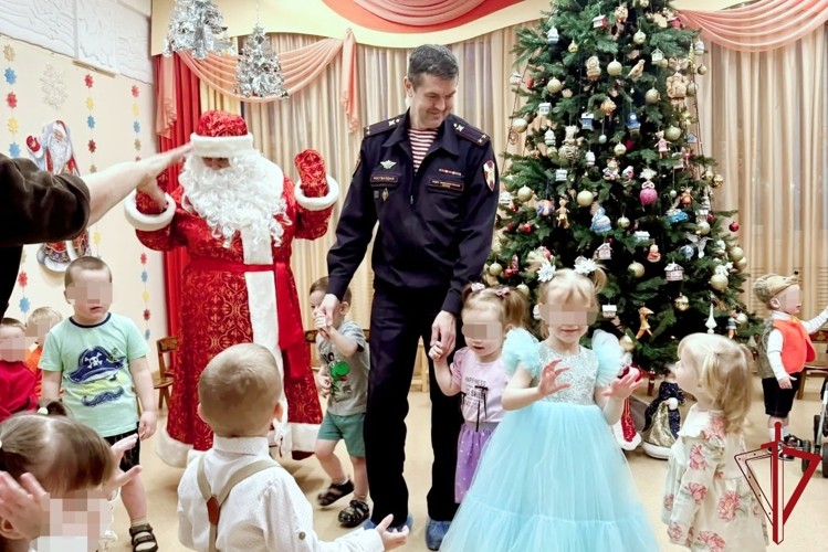 Росгвардейцы города корабелов присоединились к ведомственной акции «Дед Мороз специального назначения» Росгвардейцы города корабелов присоединились к ведомственной акции «Дед Мороз специального назначения»