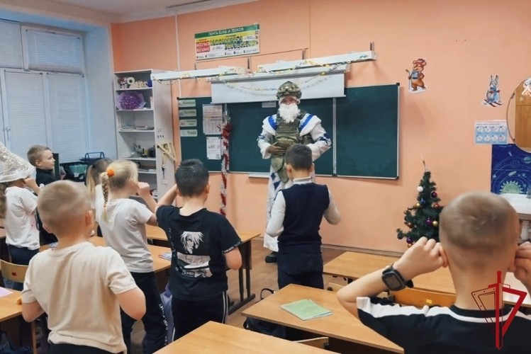 «Дед Мороз специального назначения» устроил праздник для учеников архангельской школы «Дед Мороз специального назначения» устроил праздник для учеников архангельской школы