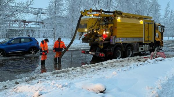 Проспект ушел под воду: из-за мощного прорыва в Архангельске автобусы ушли в объезд Проспект ушел под воду: из-за мощного прорыва в Архангельске автобусы ушли в объезд