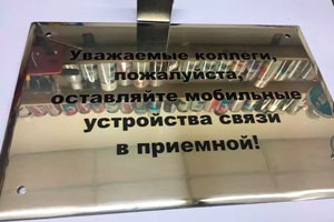 Таблички из латуни: как создать безупречный имидж для бизнеса и дома