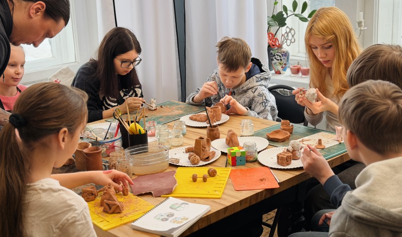 От эскиза до керамики: в Архангельске воплощается новый проект для юных художников От эскиза до керамики: в Архангельске воплощается новый проект для юных художников