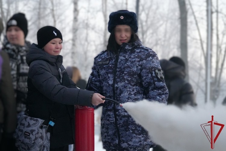 Сотрудница Росгвардии провела занятие по пожарной безопасности с архангельскими школьниками Сотрудница Росгвардии провела занятие по пожарной безопасности с архангельскими школьниками