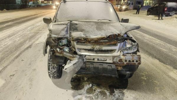 Разворот не удался: две «Нивы» столкнулись на подъезде к архангельском аэропорту Разворот не удался: две «Нивы» столкнулись на подъезде к архангельском аэропорту