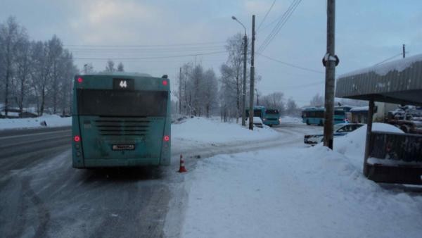 В Архангельске пассажира «высадили» на ходу: автобус поехал с открытыми дверями В Архангельске пассажира «высадили» на ходу: автобус поехал с открытыми дверями