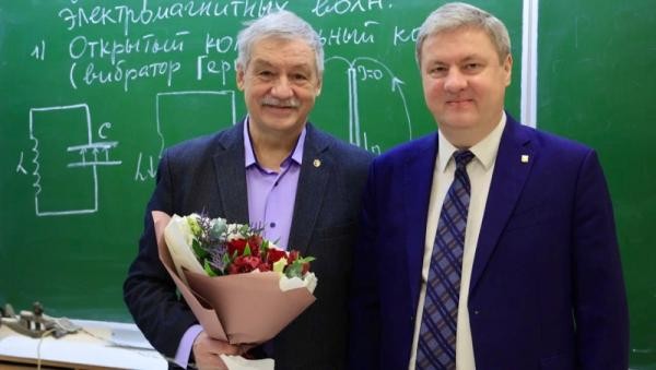 Глава Архангельска поздравил Заслуженного учителя России с 70-летием Глава Архангельска поздравил Заслуженного учителя России с 70-летием