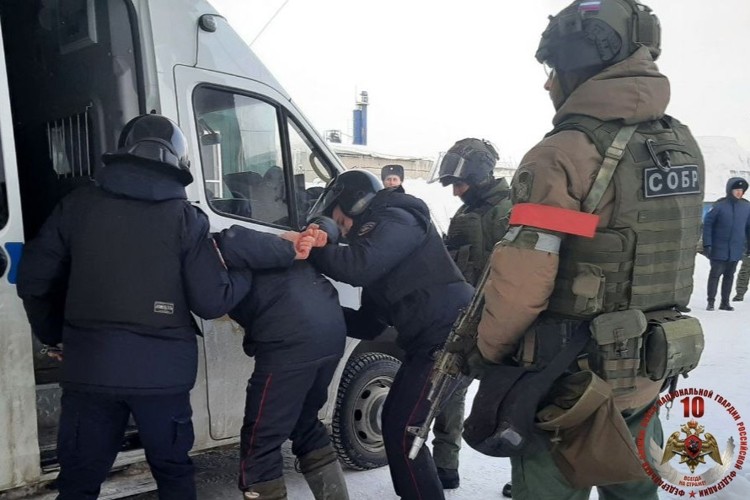 В Архангельске сотрудники Росгвардии и полиции в ходе тренировки отработали порядок действий при захвате заложника В Архангельске сотрудники Росгвардии и полиции в ходе тренировки отработали порядок действий при захвате заложника