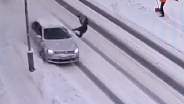 Перебегал дорогу перед машинами: в Архангельске ДТП с пешеходом сняла камера Перебегал дорогу перед машинами: в Архангельске ДТП с пешеходом сняла камера