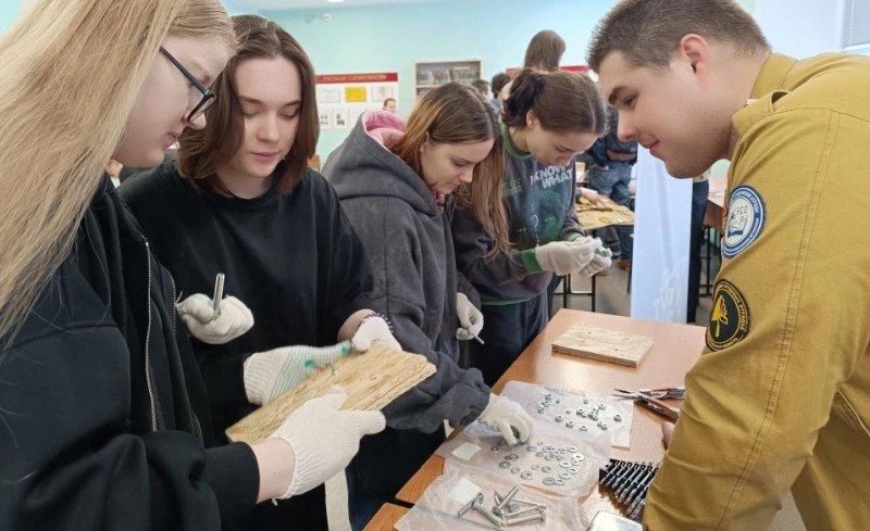 На площадке чемпионата «Профессионалы» студенты колледжей познакомились с деятельностью стройотрядов На площадке чемпионата «Профессионалы» студенты колледжей познакомились с деятельностью стройотрядов