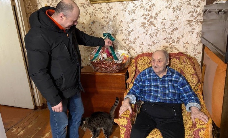 В Архангельске с наступающим праздником поздравили ветерана Великой Отечественной войны Николая Буренкова В Архангельске с наступающим праздником поздравили ветерана Великой Отечественной войны Николая Буренкова