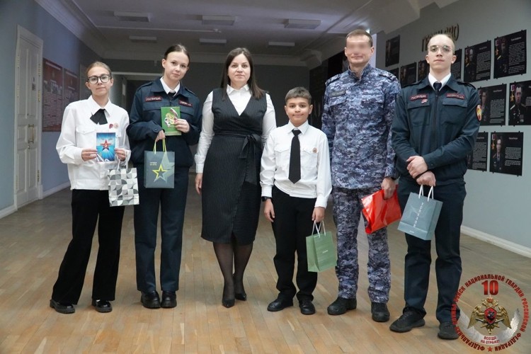 Кадеты архангельской школы подарили открытки наставникам из регионального управления Росгвардии Кадеты архангельской школы подарили открытки наставникам из регионального управления Росгвардии