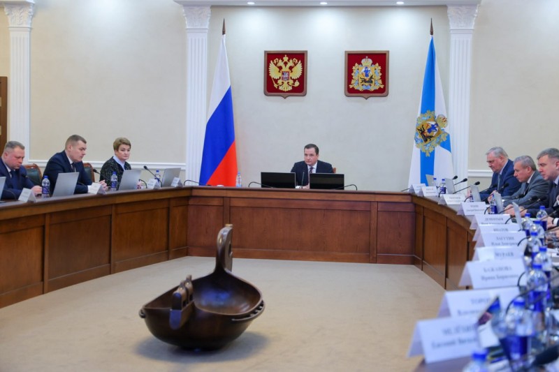 В Поморье взяли на контроль уборку снега с кровель домов и зданий В Поморье взяли на контроль уборку снега с кровель домов и зданий