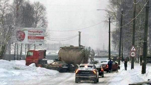 Авария с грузовиком парализовала улицу Коммунальную в Архангельске Авария с грузовиком парализовала улицу Коммунальную в Архангельске