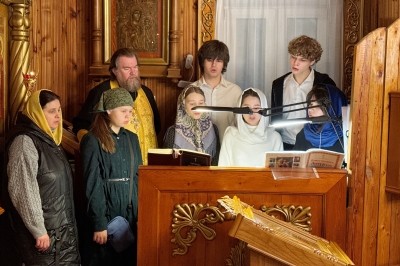 Молодежный хор украшает пением службы в Воскресенском храме на Яграх в Северодвинске Молодежный хор украшает пением службы в Воскресенском храме на Яграх в Северодвинске
