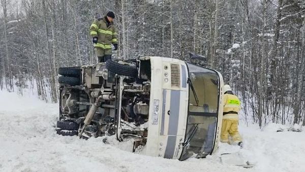 Рейсовый автобус с пассажирами улетел в кювет под Архангельском: есть пострадавшие Рейсовый автобус с пассажирами улетел в кювет под Архангельском: есть пострадавшие