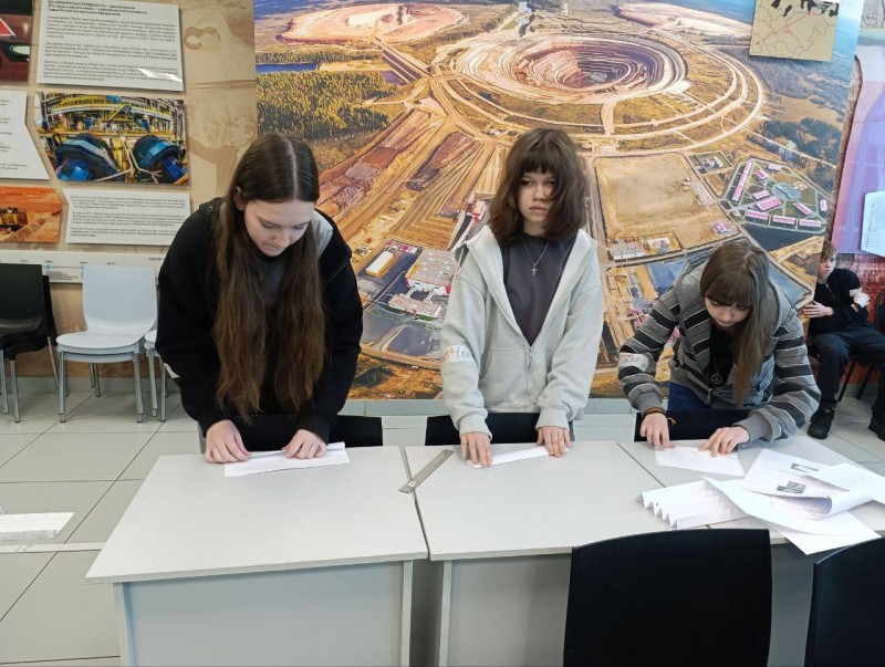 Ученики профильного «дорожного» класса побывали с экскурсией в САФУ Ученики профильного «дорожного» класса побывали с экскурсией в САФУ