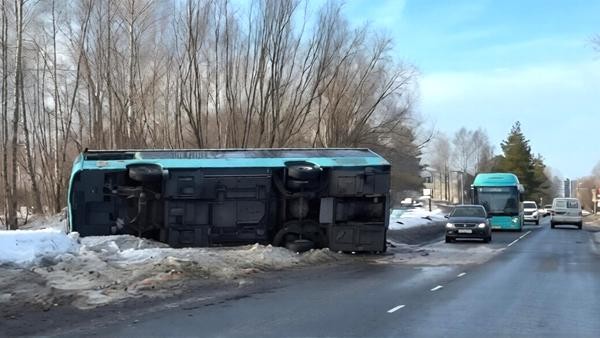 В Архангельске опрокинулся пассажирский автобус — обошлось без пострадавших В Архангельске опрокинулся пассажирский автобус — обошлось без пострадавших