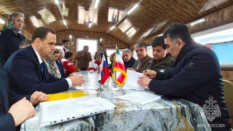 Представители МЧС России передали иранской стороне в рамках гуманитарной помощи Исламской Республике Иран вторую крупную партию лекарственных препаратов Представители МЧС России передали иранской стороне в рамках гуманитарной помощи Исламской Республике Иран вторую крупную партию лекарственных препаратов