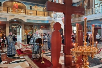 Митрополит Корнилий в канун пятницы Страстной седмицы совершил утреню с чтением двенадцати Страстных Евангелий Митрополит Корнилий в канун пятницы Страстной седмицы совершил утреню с чтением двенадцати Страстных Евангелий