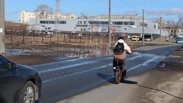 Огромная яма у «Буревестника» парализует движение в Архангельске уже второй месяц Огромная яма у «Буревестника» парализует движение в Архангельске уже второй месяц